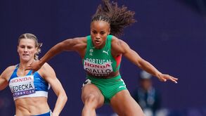 Fatoumata Diallo bate recorde nacional dos 400 barreiras, mas falha final no Mundial