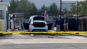 Condutor atira carro contra portão de edifício do FBI em Pittsburgh e lança bandeira americana