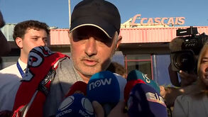 José Mourinho à chegada a Portugal... e com cachecol: «Benfica perguntou-me se estava interessado. Disse que sim»