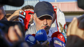 Mourinho em Tires com cachecol do Benfica