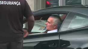 Mourinho apresentado às 15H no Seixal: treinador chegou 'à nova casa' em Ferrari oferecido por... Abramovich