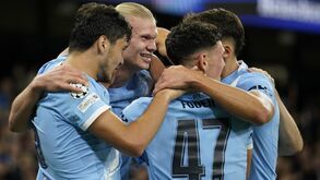 Manchester City soma e segue