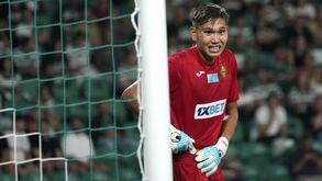 Kalmurza com noite histórica em Alvalade: 3.º guarda-redes mais jovem a jogar na Champions