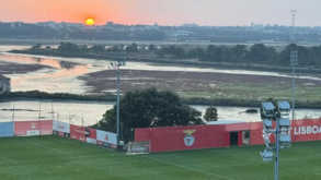Mourinho dá os bons dias aos benfiquistas com nascer do sol no centro de treinos do Seixal