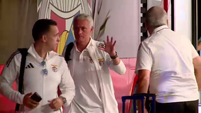 Adeptos do Benfica eufóricos à chegada da equipa a Gaia: Mourinho foi aplaudido e até posou para fotografias