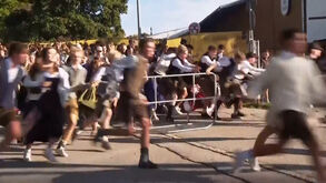 Corrida pela melhor cerveja: multidão invade o recinto de “Oktoberfest” na abertura do festival de Munique