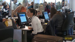 Problemas técnicos em vários aeroportos da Europa atrasam e cancelam voos
