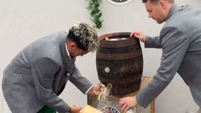 Luis Díaz estreia-se na Oktoberfest com ajuda de Neuer: assim se abre... um barril