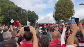 Adeptos não faltaram: euforia na chegada do Benfica ao estádio