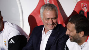 As primeiras imagens de Mourinho no banco do Benfica