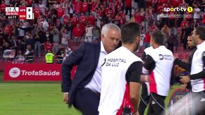Terceiro golo do Benfica levou ao festejo mais efusivo de Mourinho: treinador até pontapeou garrafa