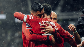 Casemiro e Bruno Fernandes festejam a vitória do Man. United sobre o Chelsea