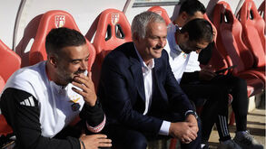 Mourinho sorridente no jogo com o AVS SAD