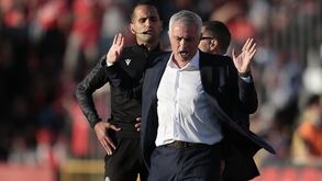 Mourinho deu muito trabalho ao 4.º árbitro... e até teve de ser puxado por um braço