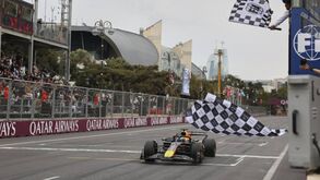 Verstappen vence GP do Azerbaijão em dia de azar para Oscar Piastri