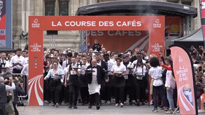 Quem é o mais rápido? Empregados de mesa correm pelas ruas de Paris com bandejas carregadas na mão 