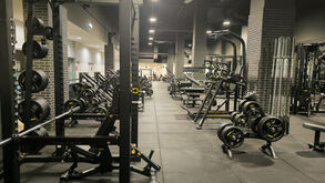 Equipamento variado numa área de pesos num ginásio