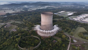 Imagens impressionantes mostram torre de refrigeração nuclear a ser demolida nos EUA  