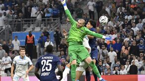 Guarda-redes do PSG salta para defender a baliza contra o Marselha