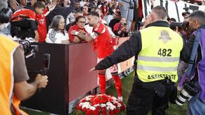Emoção na Luz antes do Benfica-Rio Ave: plantel homenageou Gullit, Tino e Rita e Otamendi entregou coroa de flores