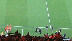 Mourinho cumprimentou treinador do Rio Ave e seguiu imediatamente para o balneário após empate do Benfica