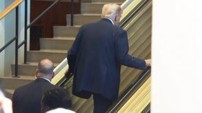 O momento em que Trump é obrigado a subir a pé escadas rolantes paradas na sede da ONU