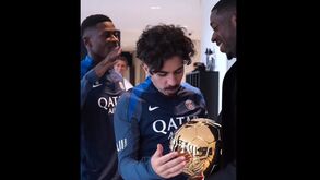 Dembélé regressou ao PSG com a Bola de Ouro e foi recebido por Vitinha e Nuno Mendes