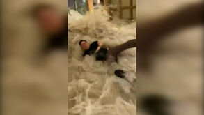 Força da enxurrada provocada pelo supertufão Ragasa rebenta portas de vidro de hotel em Hong Kong