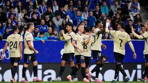 Jogadores do Barcelona celebram a vitória contra o Oviedo