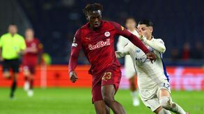 Jogadores disputam a bola no Salzburgo-FC Porto