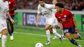 Tiago Santos regressa à ação quase um ano depois e ajuda o Lille a derrotar o Brann