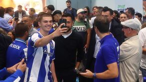 Euforia dos adeptos na chegada do FC Porto a Portugal: Farioli e William Gomes foram os mais procurados