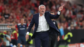 José Mourinho gesticula durante um jogo de futebol