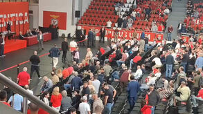Pancadaria na AG do Benfica: muita confusão no pavilhão