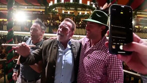 Arnold Schwarzenegger conduz banda numa tenda de cerveja no Oktoberfest de Munique