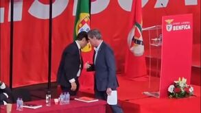 O momento em que Noronha Lopes se dirigiu a Rui Costa após discursar