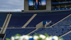 Villas-Boas deposita coroa de flores no Dragão em homenagem a Pinto da Costa: os tributos em dia de aniversário do FC Porto