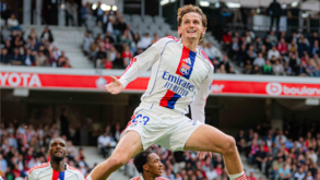 Tyler Morton celebra golo frente ao Lille