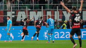 Futebolistas em campo durante o jogo Milan-Nápoles