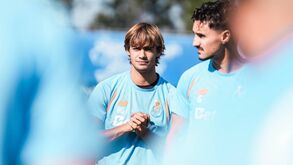 Rodrigo Mora atento durante mais um treino do FC Porto