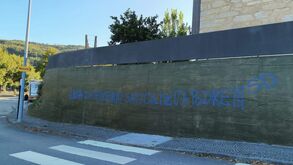 «Liga do Teixeira? Saiu colheita podre!»: grafítis a azul em Arouca contra Liga e presidente da Câmara