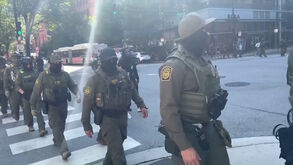 Agentes federais armados patrulham ruas no centro de Chicago 