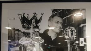 As fotos de Mourinho na sala de imprensa: «Muitos clubes querem apagar pessoas do passado. Isto mostra que o Chelsea é grande»