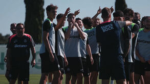 «Há sempre alguma coisa para dar uma porrada...»: jogadores do Sporting foram ao túnel dos calduços e Rui Borges reagiu