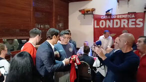 Rui Costa fez as delícias dos adeptos na casa do Benfica em Londres