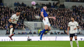 Os jogadores de Everton e West Ham em ação