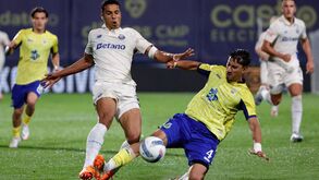 Alberto Costa isola-se no topo das assistências