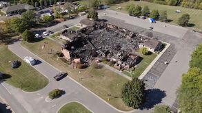 Imagens aéreas mostram destroços de igreja incendiada no Michigan