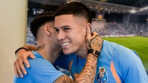 Nehuén Pérez acarinhado no regresso ao Olival