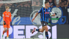 Lazar Samardzic festeja durante o Atalanta-Club Brugge